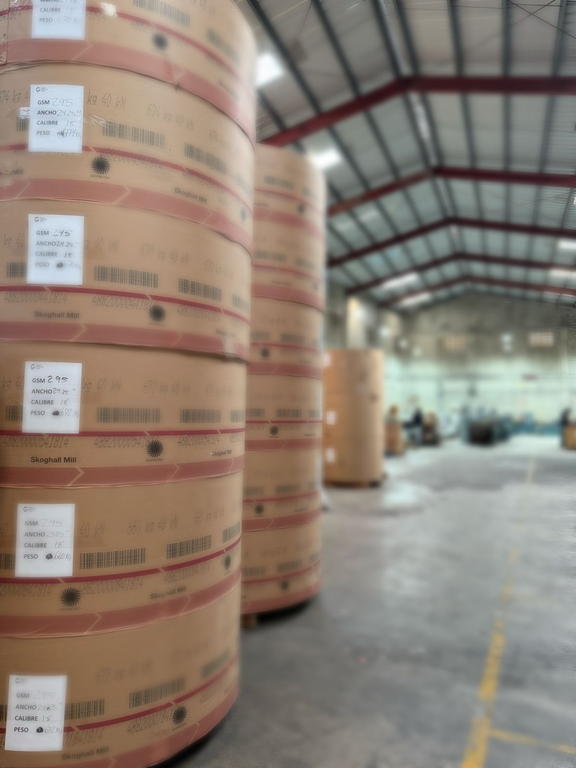 Rollos de papel en bodega